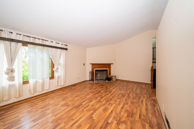 3516 Kings Lair Dr