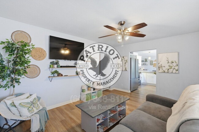 Photo - 307 W Wickieup Ln