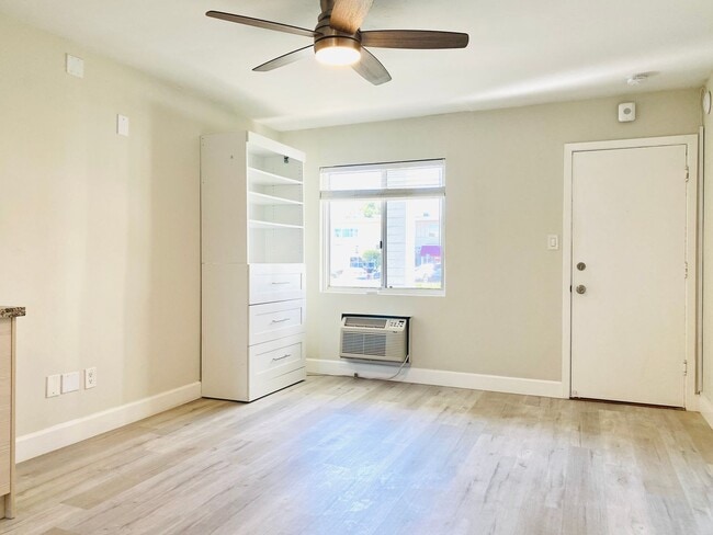 Building Photo - LIVE IN THE HEART OF LA JOLLA VILLAGE! STU... Unit 1141 Silverado St #107 Rental