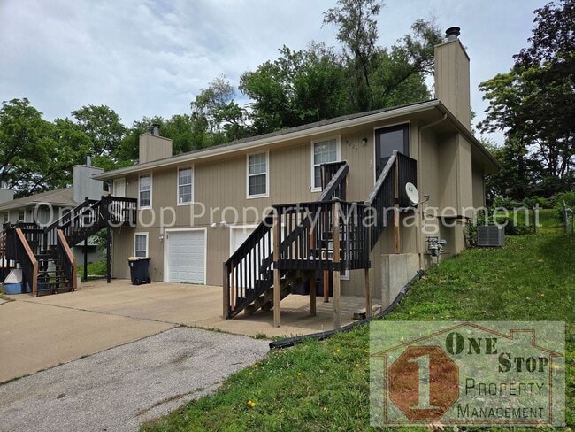 Photo - 3 Bedroom 1.5 Bathroom Duplex with 1 car garage in North Kansas City