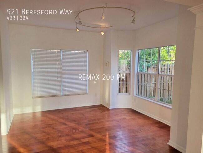 Photo - 921 Beresford Way