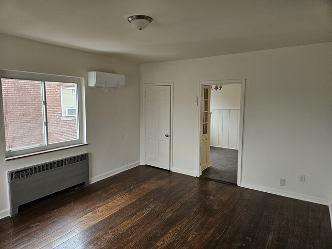 Living Room - 4748 Reading Rd Apartments Unit 4