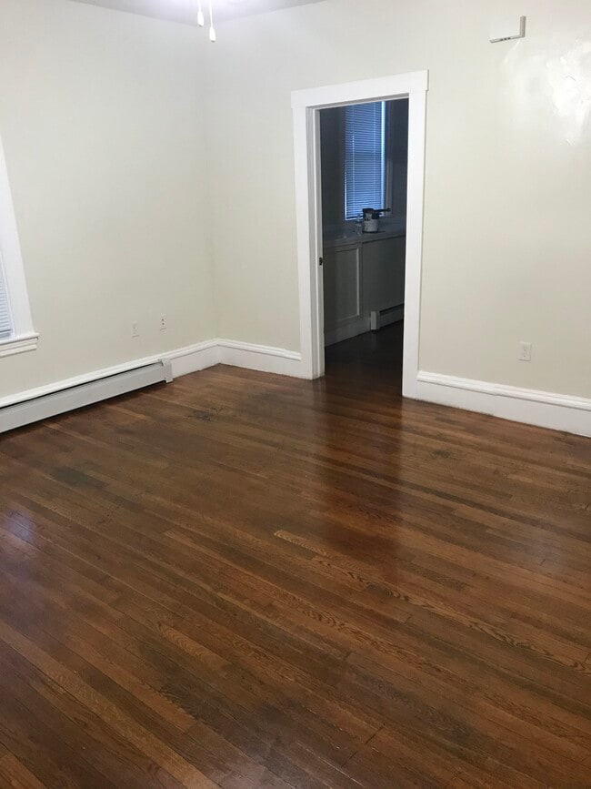 La sala de estar es buena para una mesa para dos, un sofá para dos y un escritorio en la misma habitación. - 33 White St Unidad 33 B