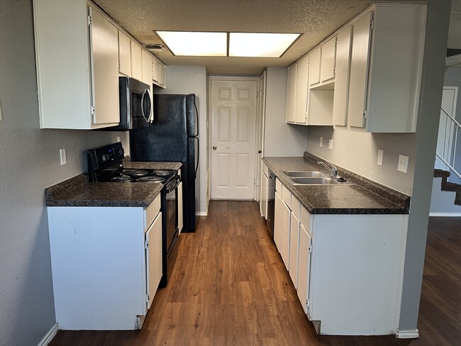 Building Photo - 926 Chisholm Cv Unit 926 Chisholm Cv