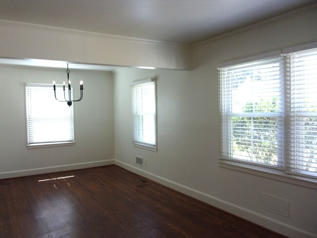 Photo - 304 Oak Dr
