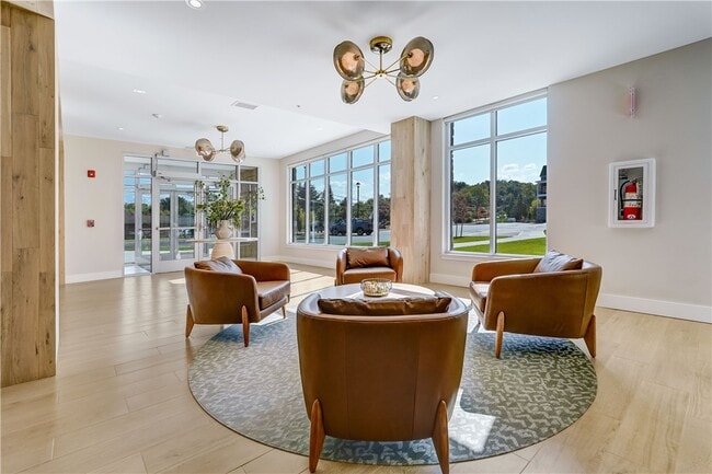 Building Photo - 160 School St