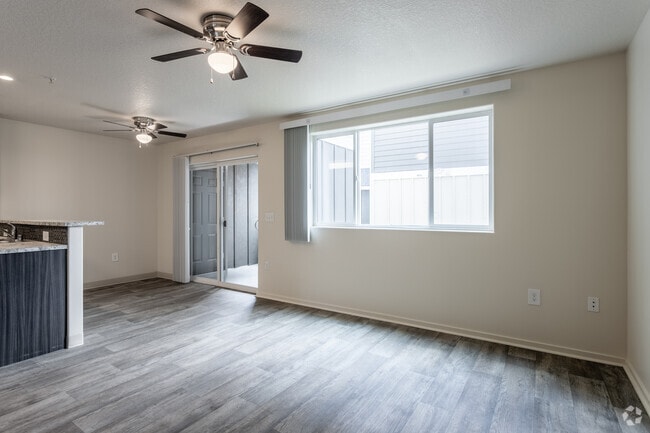 2BR, 2BA - 957 SF