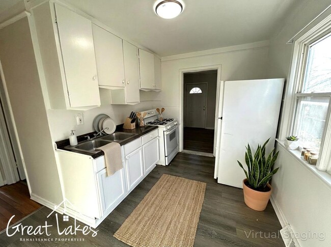 Photo - Charming 2 bedroom / 1 bathroom house now available for rent!