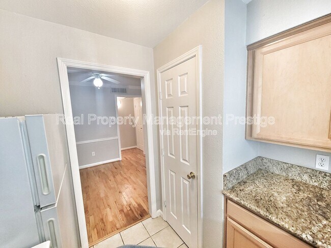 Photo - 1520 Yale St Unit 18