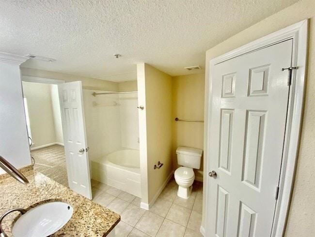 Building Photo - 1901 Post Oak Park Dr Unit 12202