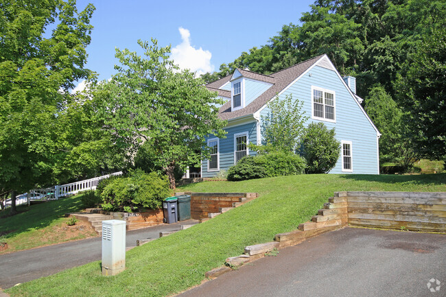 Building Photo - Pet Friendly Locust Meadows Townhome