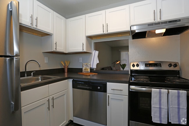 1BR, 1BA - 653 SF - Kitchen - Atlas at Bay Point