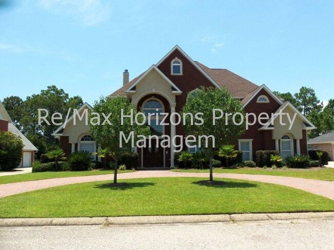 Building Photo - Magnificent home on golf course!