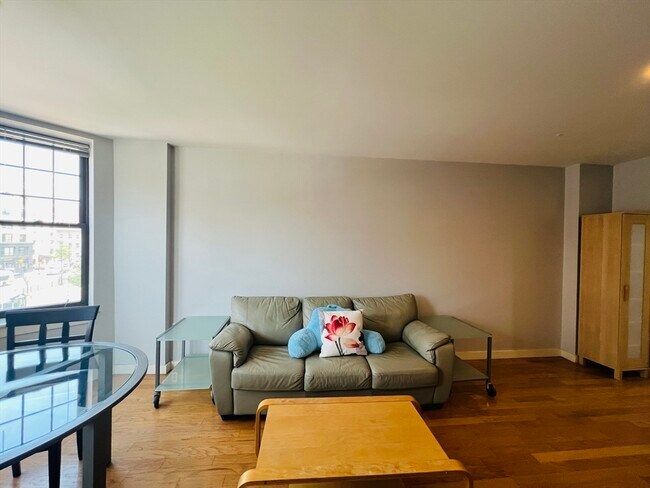 Building Photo - 500 Commonwealth Ave Unit 3A