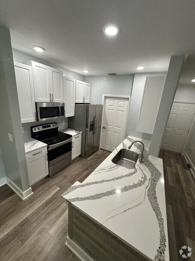 Building Photo - 10123 Courtney Palms Blvd Unit 10123 Courtney Palms Rental