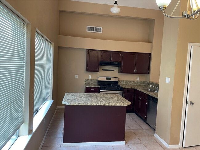 Building Photo - 1011 E Brompton Dr Rental