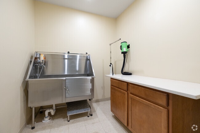 Paw Spa - Cove Lake Village Apartments