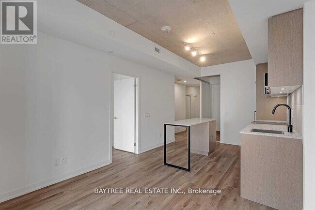 Photo - 1808 St Clair Ave W Unité 201