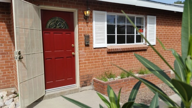 Two blocks east of the University - 528 N Olsen Ave Rental