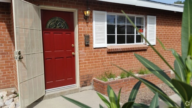 Two blocks east of the University - 528 N Olsen Ave Rental
