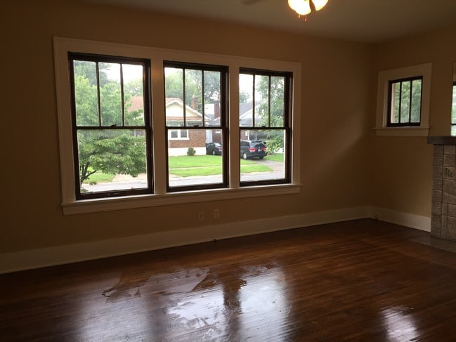 4. Sala de estar - Vista lateral - 1736 Harold Ave