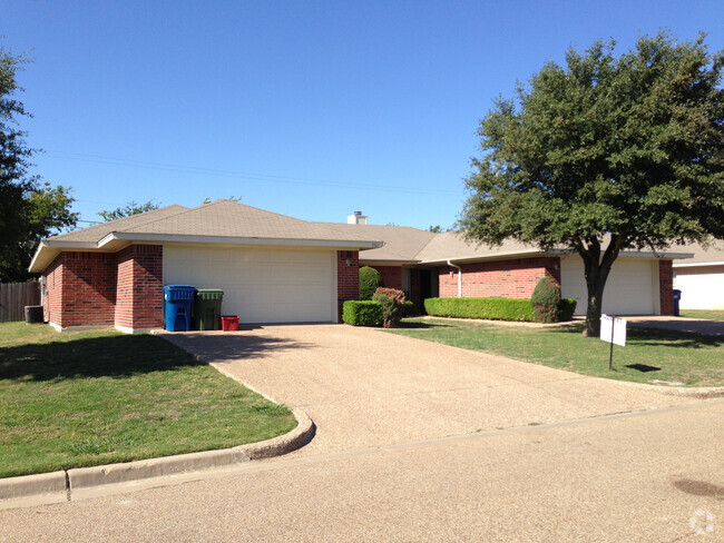 Building Photo - Duplex Rental