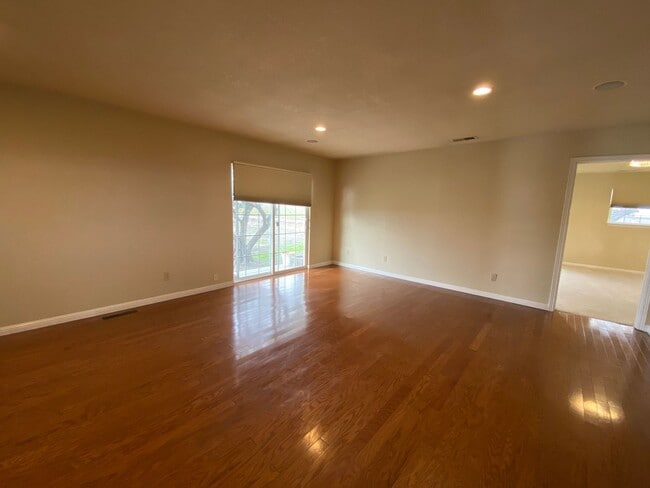 Building Photo - REDUCED!!! Beautiful (Secluded) 3 bedrooom... Rental