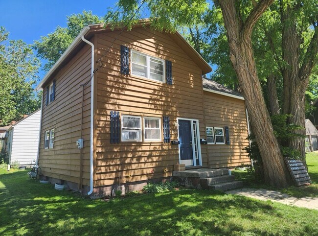 Photo - 611 N Mclean St