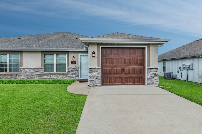 Photo - 210 SW Laurel Dr Townhome