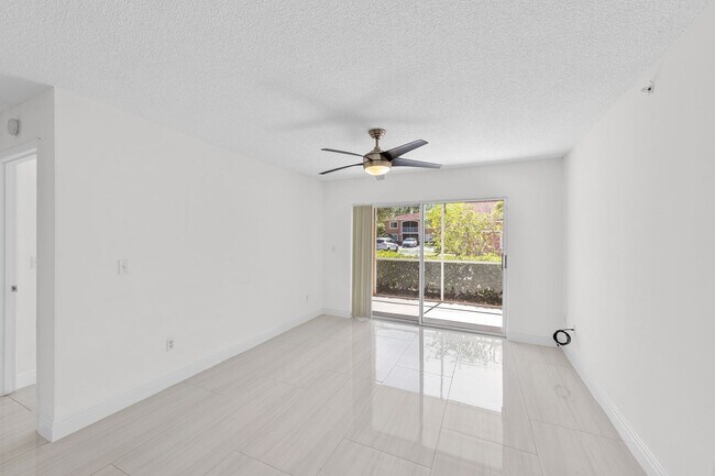 Photo - ANNUAL UNFURNISHED 2/2 IN NAPLES!!