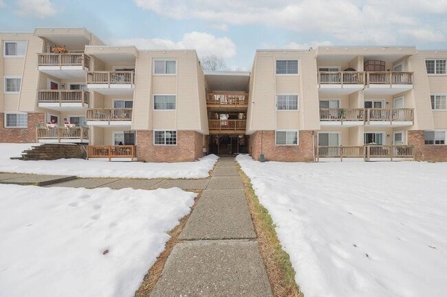 Building Photo - 219 Fox Run Ln Unit 2C