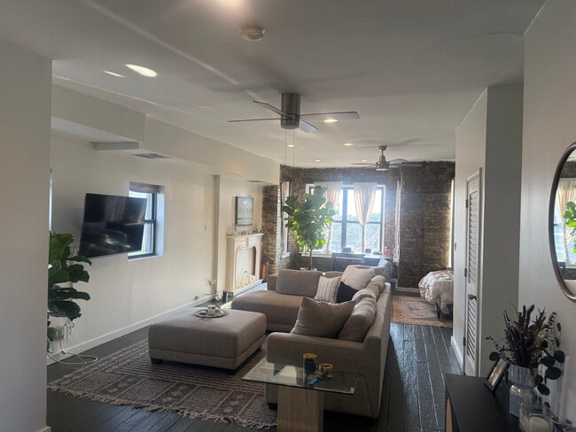 Building Photo - 1621 N Francisco Ave Unit 4F