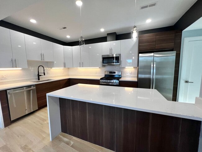 Building Photo - Luxury 4 Bed/2 Bath, LAUNDRY IN-UNIT, Newl... Unit 3 Rental