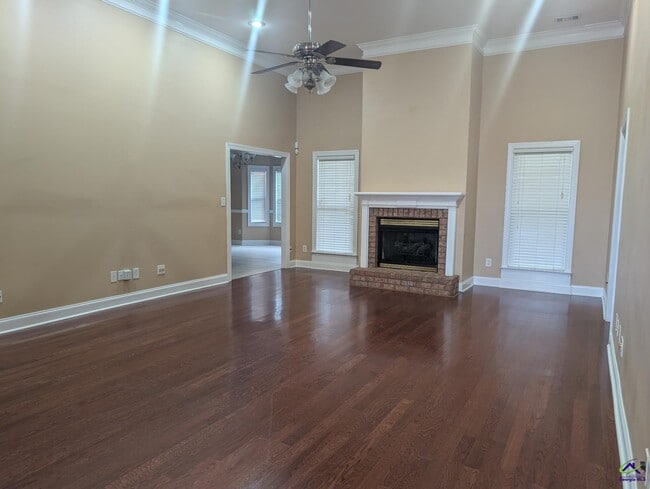 Photo - 140 Wessex Dr