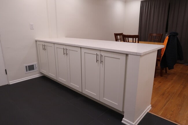 Kitchen bar & dining area - 1714 Fair Acres Ave