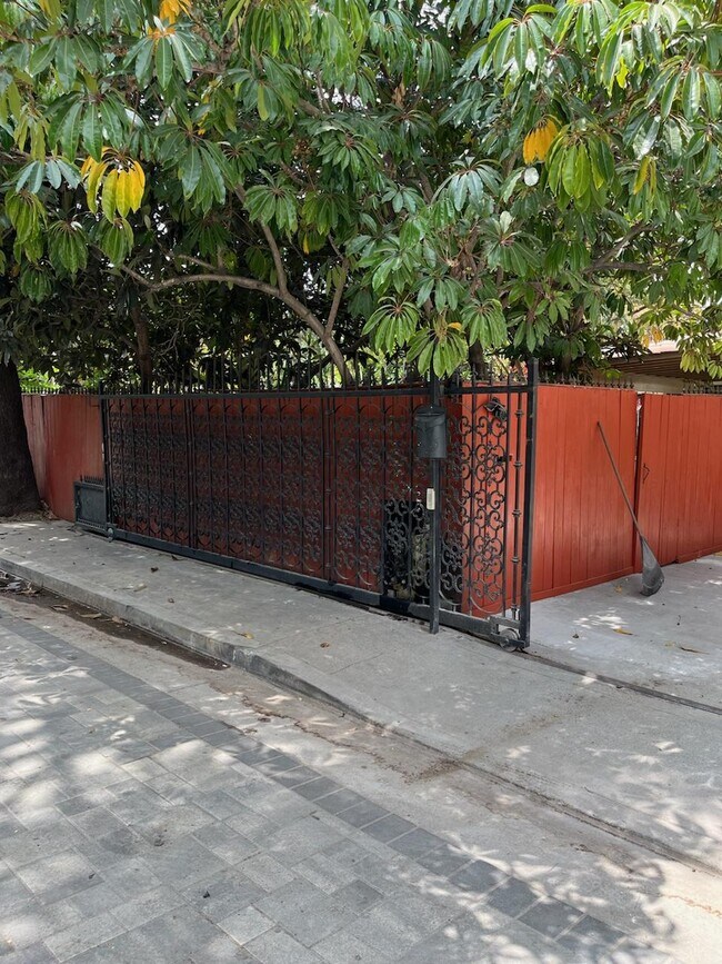 Portón eléctrico al camino de entrada - 3836 Laurel Canyon Blvd