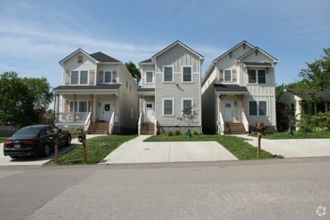 Building Photo - 4 Bedroom 2.5 Bathroom Home