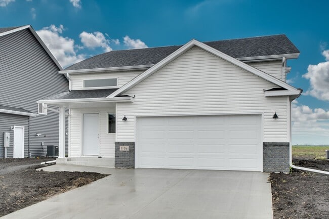 Building Photo - 3 Bed 3 Bath Single Family Home