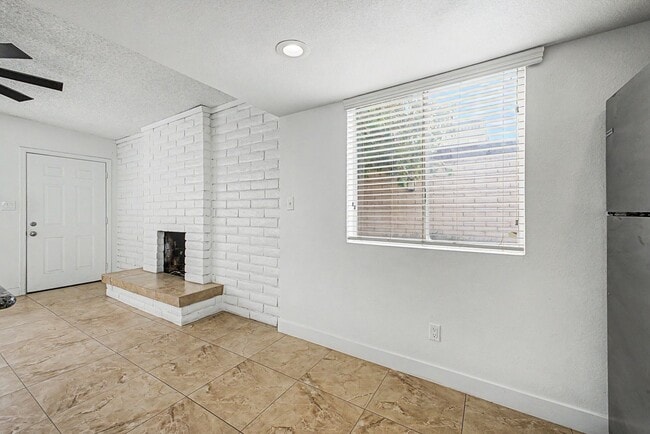 Photo - 1297 W 5th St