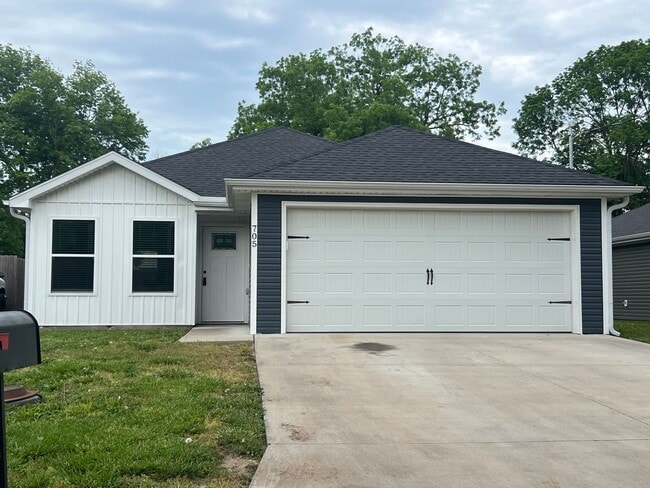 Building Photo - 3 Bedroom 2 Bathroom home