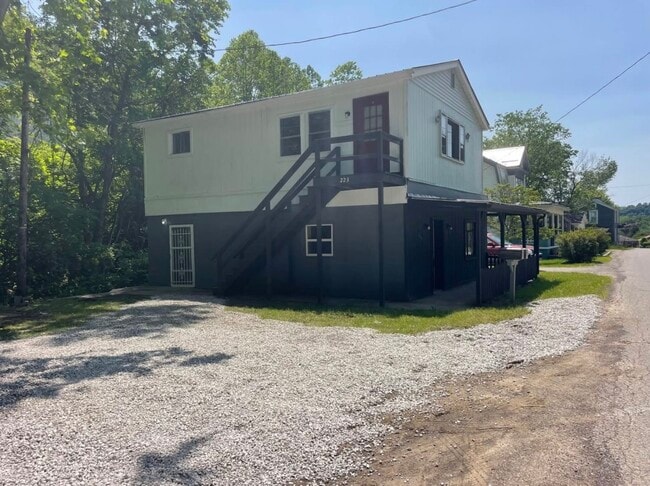 Building Photo - 223 Edgington Ln Unit Upper