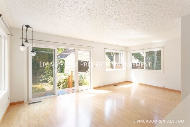 Photo - 3740 SE Tibbetts St