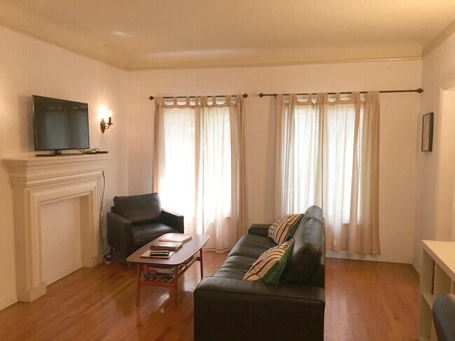 101 Living Room Decor Idea - 415 N Sycamore Ave Unit 101