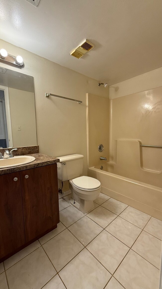 Photo - 8011 Southgate Blvd Unidad L1