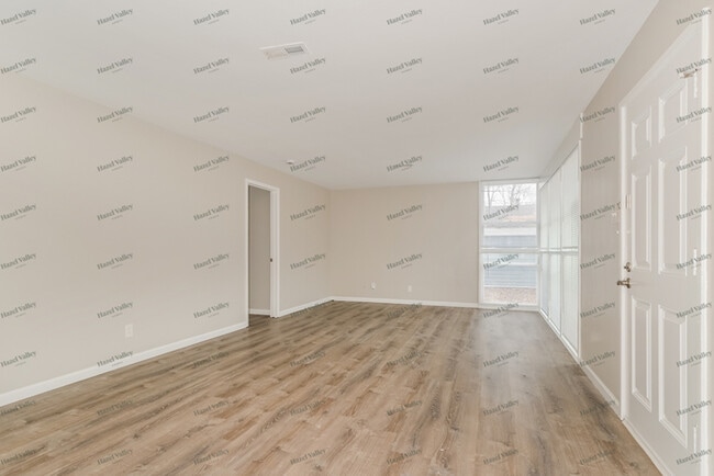 Photo - 6827 Woodhurst Dr