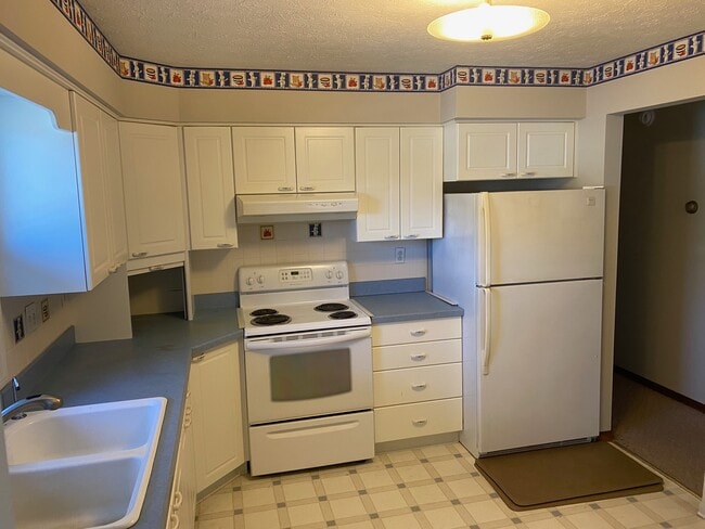 Kitchen - 1174 Madison Ave Unit T1