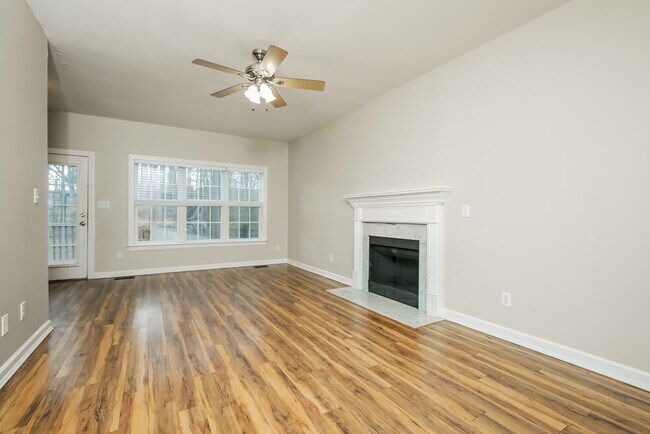 Photo - 909 Lotus Ln