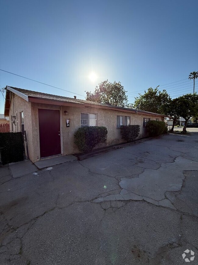Building Photo - Remodeled 2 Bedroom, 1 Bathroom Unit (back... Rental