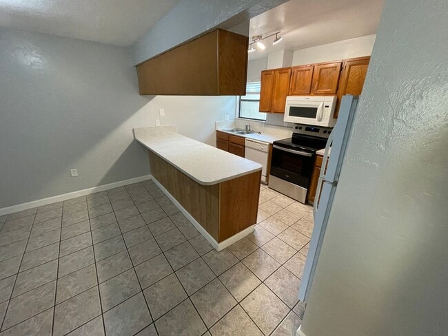 Location, location, location! 876 SF Unit... - Location, location, location!  876 SF Unit... House