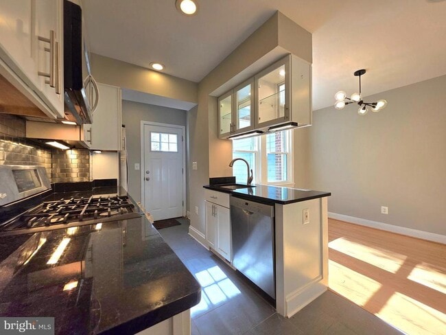 Photo - 527 E Nelson Ave